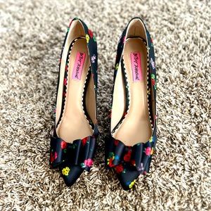 Betsy Johnson “Bret” Black Floral Pumps